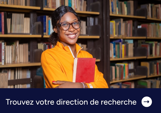 Étudiante dans une bibliothèque